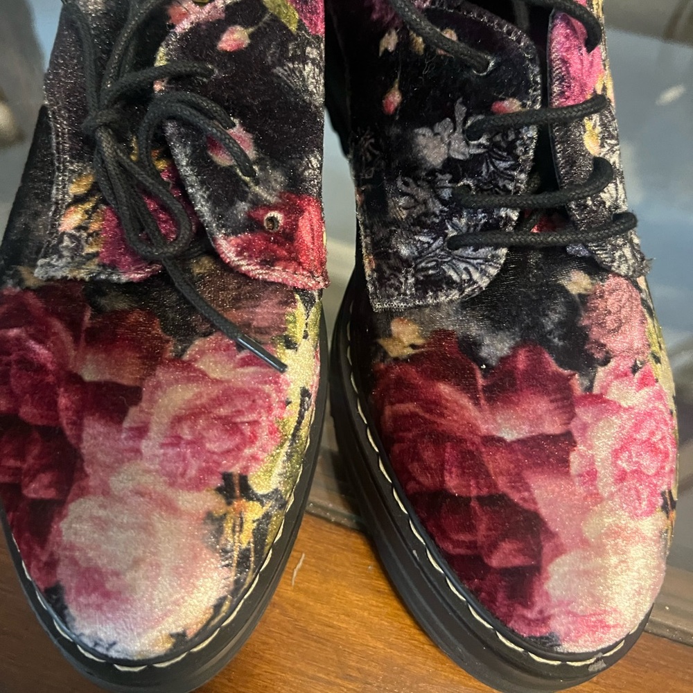 BEAUTIFUL  SUMMIT BRAND/ MADE IM ITALY Suede flower pattern shoes